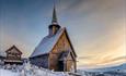 Lomen stavkyrkje i vinterdrakt