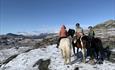 Ridetur på fjellet om høsten.