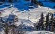 Blikk ovenfra ned mot bunnen av bakken i Stavadalen Skisenter.