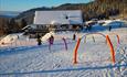 Skilekeplass med hindere i bunna v bakken i Valdres Alpinsenter i Aurdal.