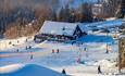 Oversikt over nedre del av Valdres Alpinsenter i Aurdal med servicebygget sentralt i bildet.