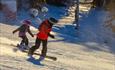 Snowboarder im Valdres Alpinsenter i Aurdal.