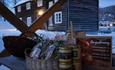 Julemarked på Valdres Folkemuseum med salg av lokalprodusert mat og håndverk.