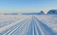 Langrennsløype på Valdresflye med fjell i bakgrunnen