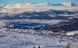 Atemberaubende Aussicht zu Jotunheimens Zweitausendern von der Piste im Skicenter in Vaset.