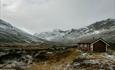 Yksendalsbu en grå høstdag. Flott beliggenhet med fjell på begge sider.