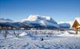 Bilde av fjell en vinterdag, sett fra et hyttefelt.