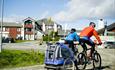 Syklister med sykkeltilhenger utenfor Oset Fjellhotell