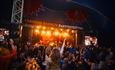 Konsert i storteltet under Rakfiskfestivalen på Fagernes