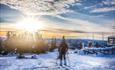 Skifahrer mit fantastischer Aussicht gegen die Wintersonne.