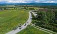 Luftfoto von Fahrradfahrern in grüner Wiesenlandschaft