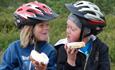 Kinder auf Fahrradtour genießen eine Pause.