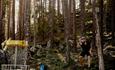 Valdres Discgolfpark. Mann kaster frisbee.