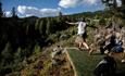 Valdres Discgolfpark. Mann kaster frisbee.