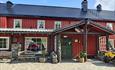 Eingangspartie eines roten Holzhotels