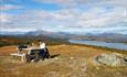 Fra rasteplassene oppe i høyden på Golsfjellet er det flott utsikt mot fjell og vann.