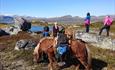 Kløvtur i fjellet med utsikt til vann og fjell