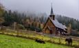 Lomen stavkirke en sommerdag.