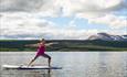 Yoga på SUP-brett i vakre omgivelser