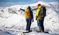 Zwei Schneeschuhwanderer in winterlicher Gebirgslandschaft