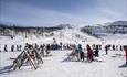 Viele Skifahrer an der Talstation des Tyin-Filefjell Skicenters.