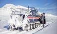 Schneemobil im winterlichen Gebirge