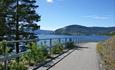 The cycling path between Fagernes and Leira leads along the shore of lake Strandefjorden. In the background the hill Fodnesåsen can be seen.