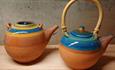Tepotter laget av keramikk. Farge: blå og oransje