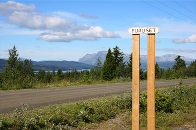 Unterwegs um den Tisleifjorden bei Furuset mit dem Skogshorn im Hintergrund.