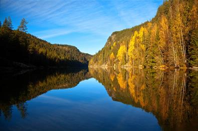 A beautiful autumn day on the southern part of Lake Aurdalsfjorden.