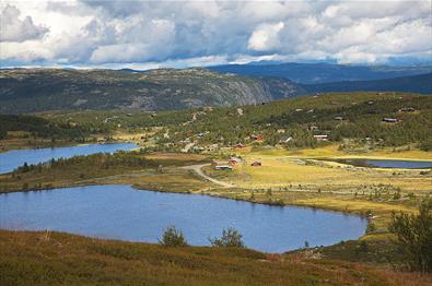 Idyllische UMgebung bei Nordre Fjellstølen mit Almwegen, Hütten und Seen. Im HIntergrund erhebt sich das Makalausmassiv.