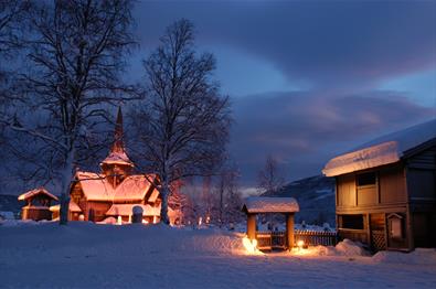 Julestemning ved Hedalen stavkirke. Foto: Arne Perlestensbakken