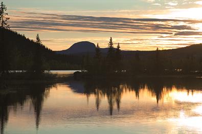 Sunset over Lake Steinsetfjorden with the characteristic mountain Rundemellen in the background.