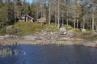 Fønhuskoia sett fra Strøen.