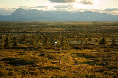 View from Gribbe over a large plain towards a mountain chain.