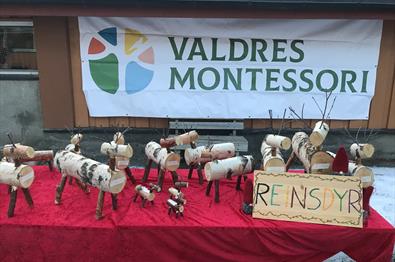 Utstilling av reinsdyrfigurer laget av bjørk.