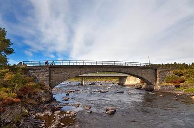 The Kjærlighetsstien cycling route crosses River Tisleia on Ormhamar Bridge naer Vasetdansen.