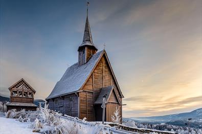 Lomen stavkyrkje i vinterdrakt
