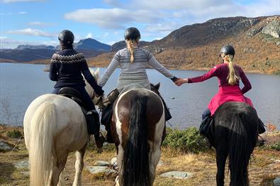 Ridetur på fjellet.