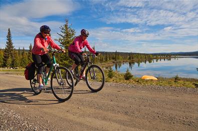 Two cyclists on the road along Pardisfjorden.