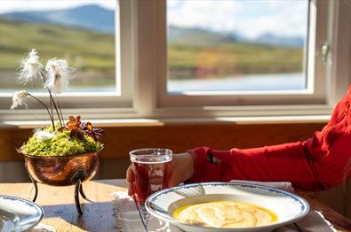 Rømmegrøt med utsikt på Bygdin Fjellhotell.