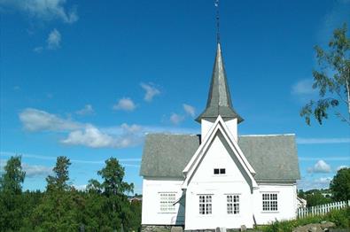 Skrautvål kirke på en fin sommerdag.