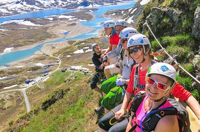 Klatrere nyter den spektakulære utsikten over fjell og fjord.