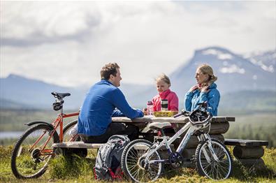 Pause under sykkelturen med utsikt til Skogshorn i bakgrunnen.