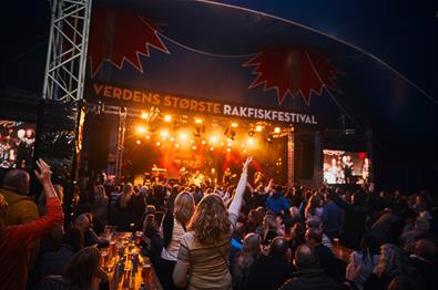 Konsert i storteltet under Rakfiskfestivalen på Fagernes