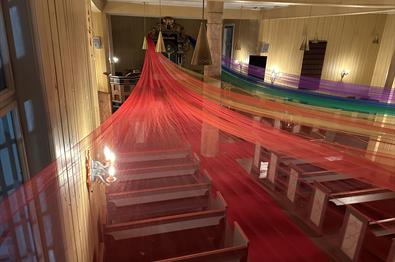 Strand kirke pyntet til Regnbuemesse 2024