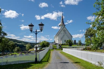 Ulnes Kirke en sommerdag