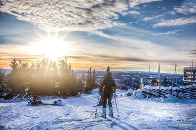 Skifahrer mit fantastischer Aussicht gegen die Wintersonne.