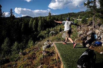 Valdres Discgolfpark. Mann kaster frisbee.