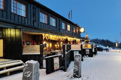 Peppes Pizza at Beitostølen with Christmas illumination in the Blue Hour